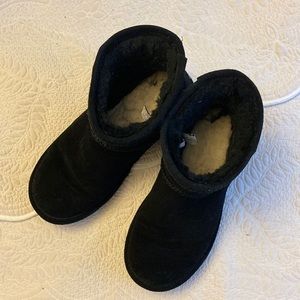 Like new - Women’s BearPAW short sheepskin/wool blend lining boots, Sized 7